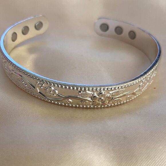 Pure copper magnetic therapy bangle bracelet with a floral pattern - Picture 6 of 8